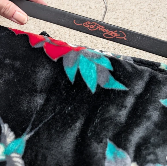 Ed Hardy Black Plush Throw - Picture 3 of 7